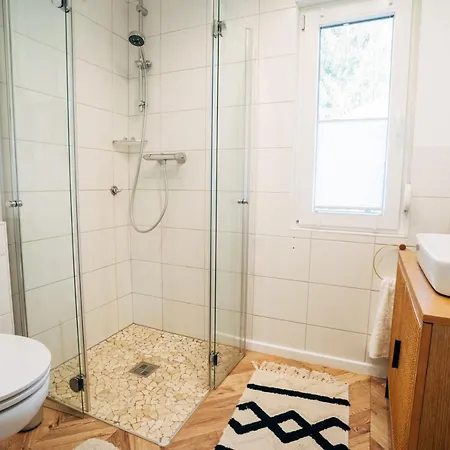 아파트 Wunderschoenes Mit Gaestehaus In Der Mit Fass-sauna